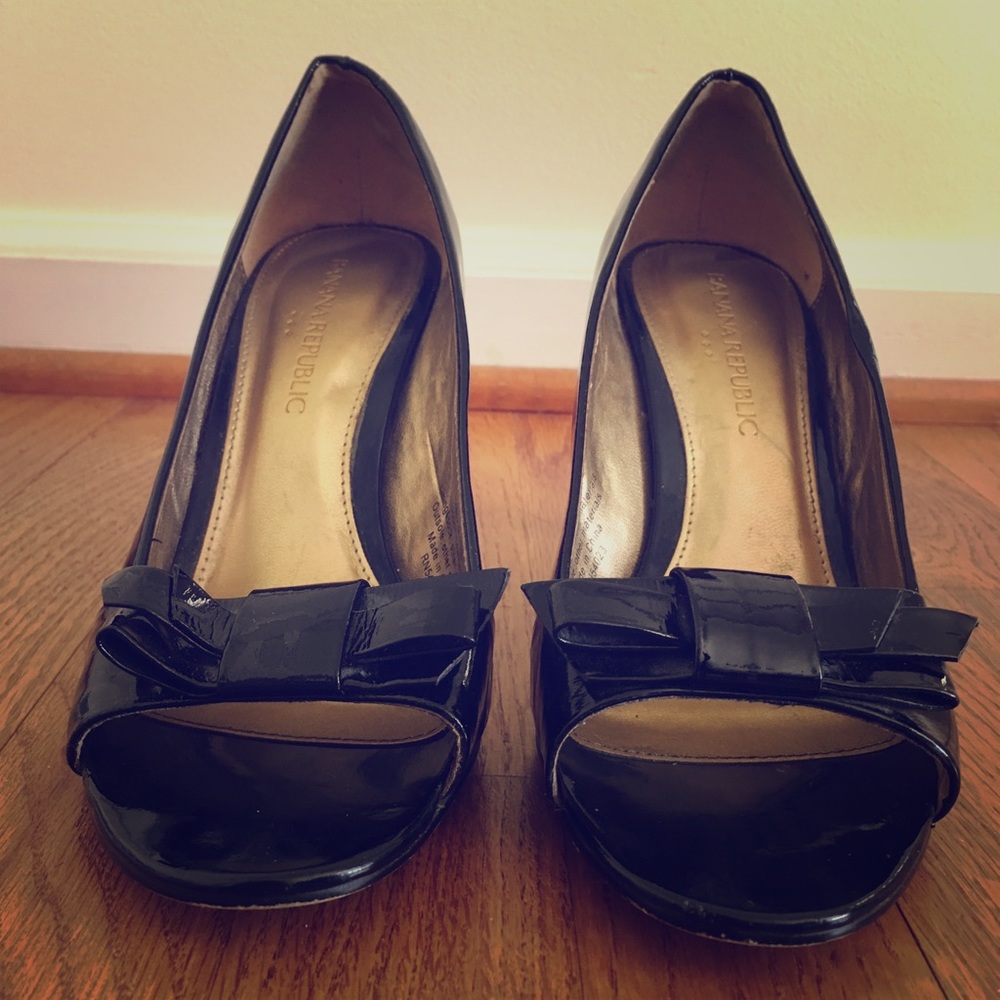 Banana Republic black peep toe heel